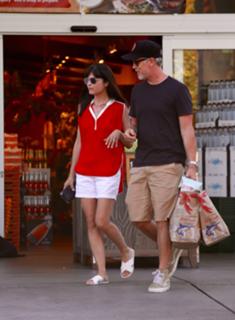 Selma Blair feet photo thumbnail