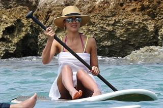 Jessica Alba feet photo thumbnail