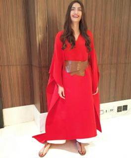 Sonam Kapoor feet photo thumbnail