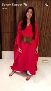 Sonam Kapoor feet photo thumbnail