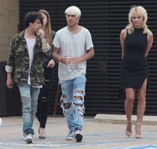 Pamela Anderson feet photo thumbnail