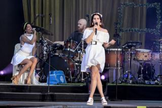 Lana Del Rey feet photo thumbnail