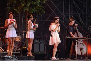 Lana Del Rey feet photo thumbnail