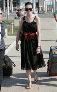 Anne Hathaway feet photo thumbnail