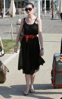 Anne Hathaway feet photo thumbnail