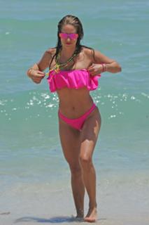 Jennifer Nicole Lee feet photo thumbnail