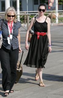 Anne Hathaway feet photo thumbnail
