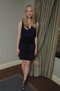 Amanda Seyfried feet photo thumbnail
