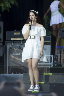 Lana Del Rey feet photo thumbnail
