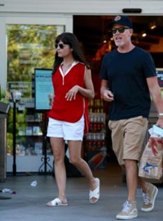 Selma Blair feet photo thumbnail