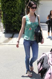 Ashlee Simpson feet photo thumbnail