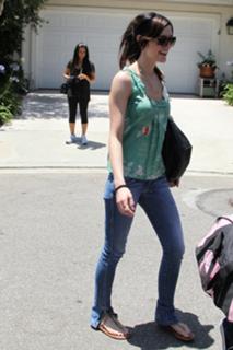 Ashlee Simpson feet photo thumbnail