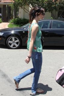 Ashlee Simpson feet photo thumbnail