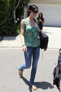 Ashlee Simpson feet photo thumbnail