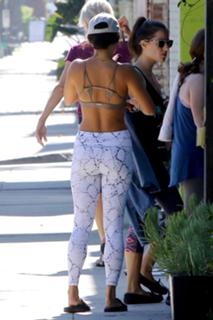 Vanessa Hudgens feet photo thumbnail