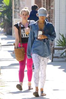 Vanessa Hudgens feet photo thumbnail