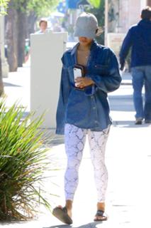 Vanessa Hudgens feet photo thumbnail