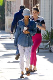 Vanessa Hudgens feet photo thumbnail