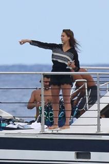 Jessica Alba feet photo thumbnail