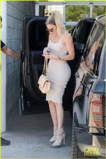 Khloé Kardashian feet photo thumbnail