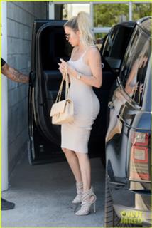 Khloé Kardashian feet photo thumbnail
