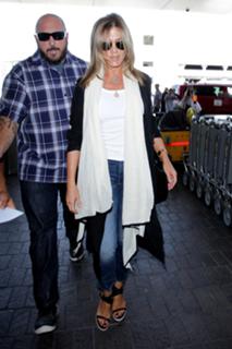 Jennifer Aniston feet photo thumbnail