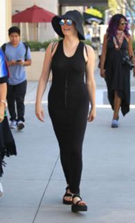 Rose McGowan feet photo thumbnail