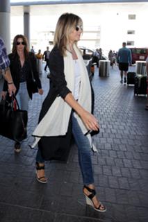 Jennifer Aniston feet photo thumbnail