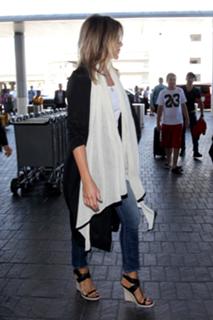 Jennifer Aniston feet photo thumbnail