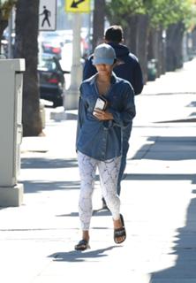 Vanessa Hudgens feet photo thumbnail