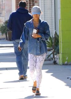 Vanessa Hudgens feet photo thumbnail