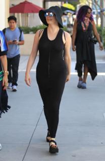 Rose McGowan feet photo thumbnail