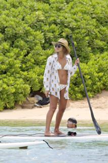 Jessica Alba feet photo thumbnail