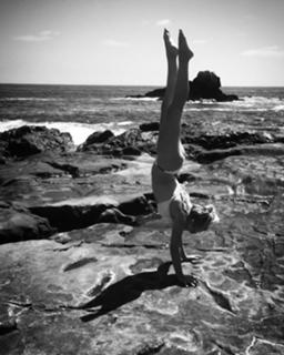 Emily Osment feet photo thumbnail