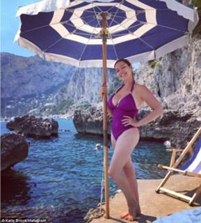 Kelly Brook feet photo thumbnail