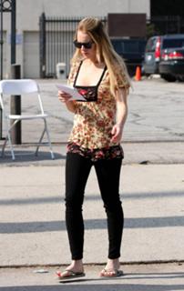 Lindsay Lohan feet photo thumbnail