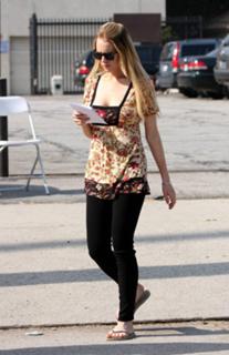 Lindsay Lohan feet photo thumbnail
