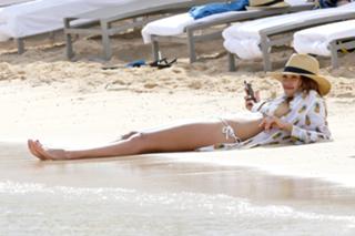 Jessica Alba feet photo thumbnail