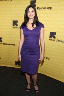 Morena Baccarin feet photo thumbnail