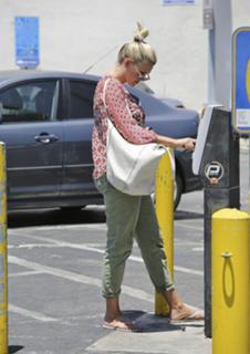 Natasha Henstridge feet photo thumbnail