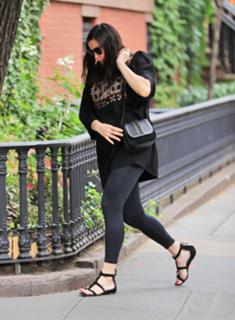 Liv Tyler feet photo thumbnail