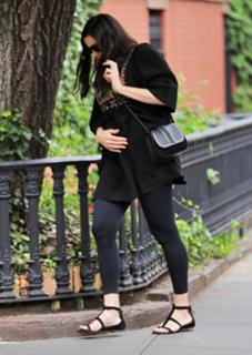 Liv Tyler feet photo thumbnail
