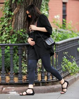 Liv Tyler feet photo thumbnail