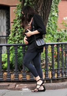 Liv Tyler feet photo thumbnail