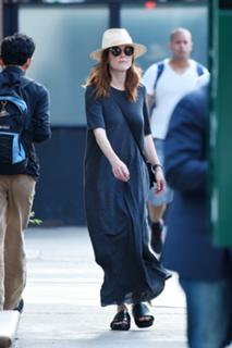Julianne Moore feet photo thumbnail