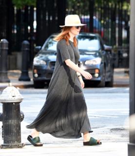 Julianne Moore feet photo thumbnail