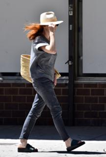 Julianne Moore feet photo thumbnail