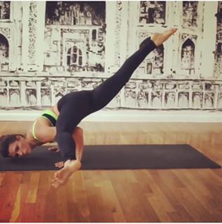 Danica Patrick feet photo thumbnail
