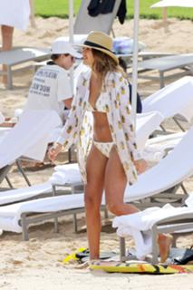 Jessica Alba feet photo thumbnail