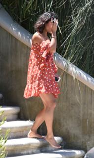 Vanessa Hudgens feet photo thumbnail